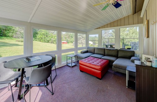 East Haven Rutland County Cabin | NEW!! VERMONT GETAWAY| PET FRIENDLY | KILLINGTON RESORT in 20 min | A/C