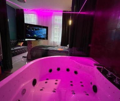 Kielce Apartment | NEW VIP GOLD GLASS JACUZZI & SAUNA -Balkon ,Rynek Kielce -Garaż Wejście klamka kod