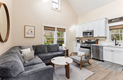 Seabrook House | *NEW* Wayfinder: a pet-free, modern-eclectic home!