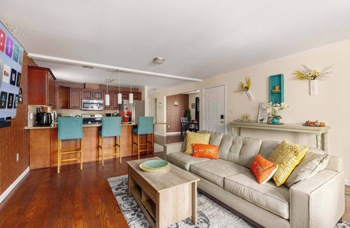 Newark House | Newark Gem - 6 bedroom, 5 bathroom - Near NYC & Airports - Sleeps Large Groups!