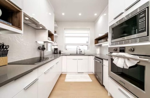 Southside House | ★New★Bright Modern Home★King Bed★Fireplace✔Clean!