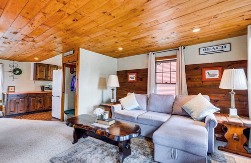 Blodgett Landing Cottage | Newbury Family Getaway: Walk to Lake Sunapee