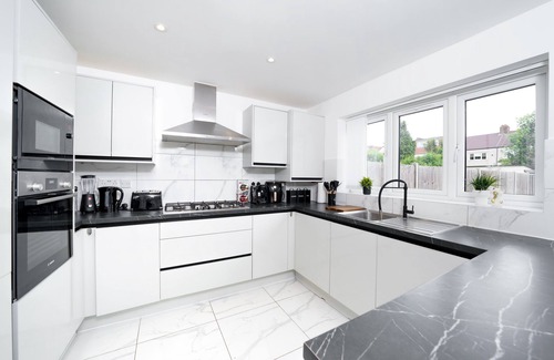 Cranbrook House | Newbury Retreat - Train - Airport - Table Tennis