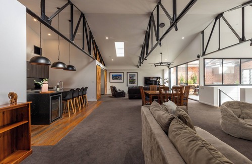 Newcastle West House | Newcastle CBD Penthouse | Spa & Entertainment