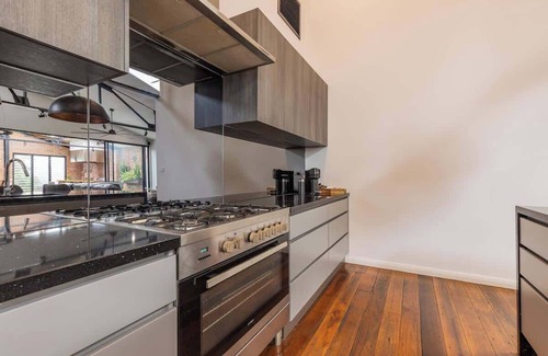 Newcastle West House | Newcastle CBD Penthouse | Spa & Entertainment