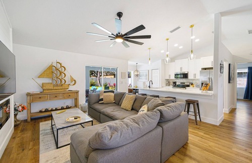 Palm Harbor House | NEWELY RENOVATED Coastal Luxury Retreat up to 12p Pool Spa Firepit Golf & Beach