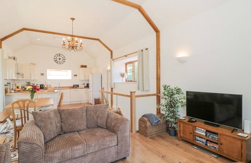West Buckland Cottage | NEWLANDS BARN, family friendly, with a garden in Wellington