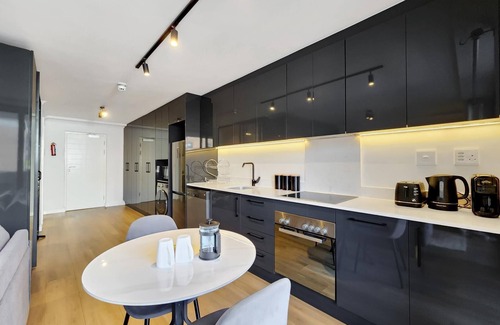 Claremont Apartment | Newlands Peak Modern 1BR - Pool & Gym & Workspaces