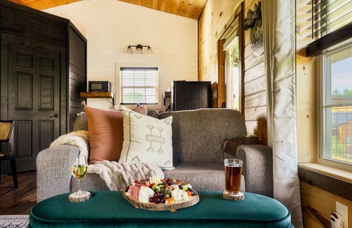 Sevierville Cabin | ☆NEWLY Build Cabin☆ Hot Tub ◇ Fire Pit ◇ Fireplace ◇ Dog-friendly