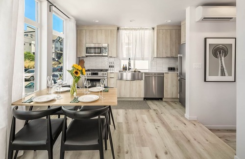 Fremont House | Newly Built Seattle Townhome w. Lake/Skyline Views