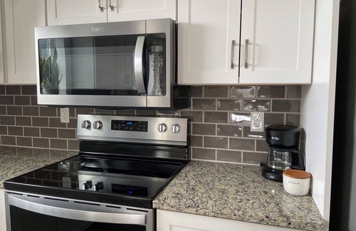 Stevens House | Newly Built Zen Space 2Bd-3Bth - Pets OK