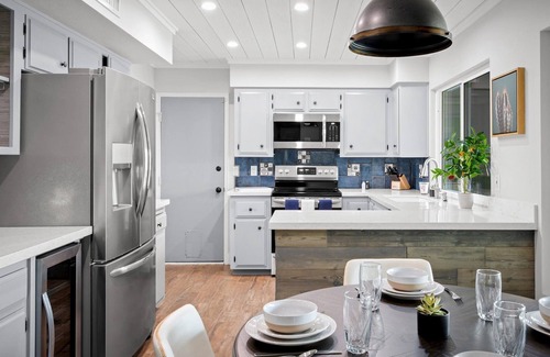 Glendale House | Newly Furnished | Sparkling pool | Sleeps 9