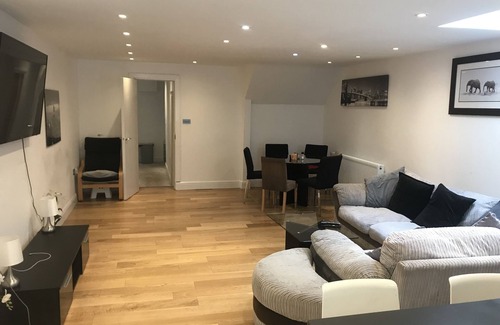 Southgate House | Newly reburbished 5 bedroom house with private parking and garden