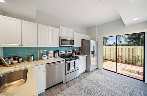 Bella Vista Condo | Newly Redone and furnished 2/2 condo that is walking distance to the beach