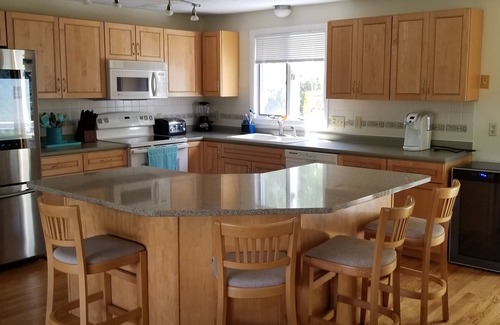 Narragansett Pier House | Newly Refreshed! Prime Location - Walk to Nrgst Pier Beach or Narrow River.