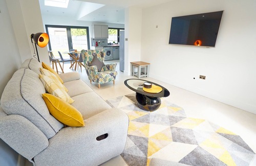 Slough House | Newly Refurbished 4 Double Bed House with Parking