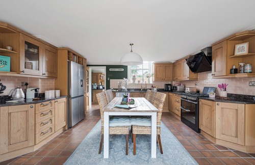Longham House | NEWLY REFURBISHED Coach house, private garden, Hot Tub, Games rm, Lake, sleeps 8