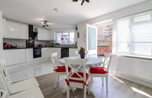 Deptford House | Newly Refurbished London House with Garden, Parking and 2 Bathrooms