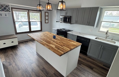 Urbandale House | Newly remodeled 3-bedroom ranch with pool table, patio, and grill in Urbandale.