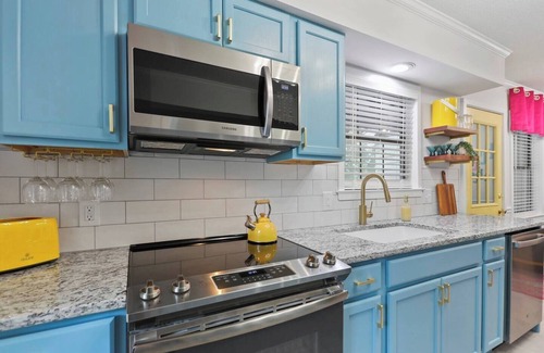 Thunderbolt House | Newly Remodeled * Bright & Spacious Home * Sleeps 8 * Dogs Welcome