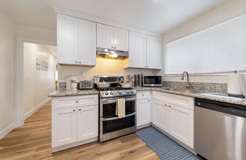 Placentia House | Newly Remodeled Chic 2BR Home -Wifi, Smart TV, Kitchen & Parking near Disneyland