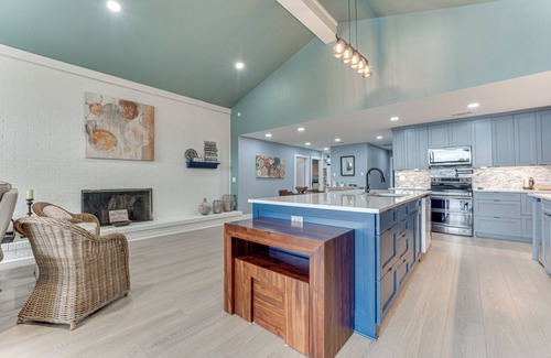 Tool House | Newly remodeled family friendly lakefront retreat