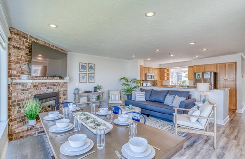 Roads End House | Newly Remodeled Ocean Front Home In Road's End w/Fabulous Amenities!