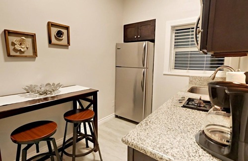 Golden Hill House | Newly Remodeled Studio Walkable to Downtown, NEW Jacuzzi, Fire Pit, BBQ!
