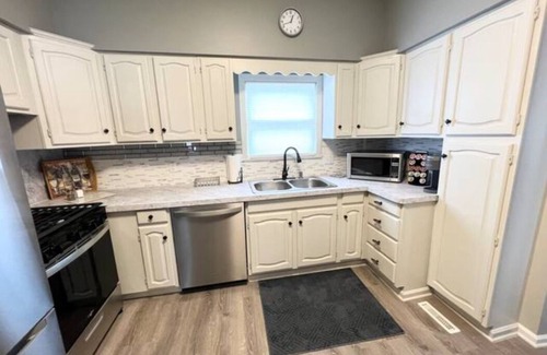 Cuyahoga Falls House | Newly Remodeled in Cuyahoga Falls! Close to everything!