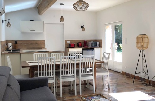 Cornillon-Confoux Apartment | Newly renovated 5/7 pers gite with shared pool, in the heart of Provence