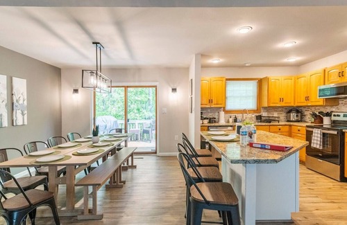 East Stroudsburg Villa | Newly Renovated! Dog Friendly! Hot Tub! “Friends” TV Show Themed House!