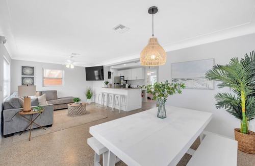 Fort Myers Beach House | Newly Renovated🌴Coral Reef Villa - Steps away from beach/private heated pool🌞