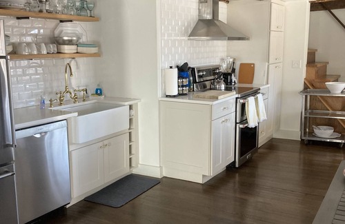 Warren House | Newly Renovated 18th Century Cottage On 4 Acres