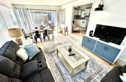 Sherkston Cottage | Newly renovated 2-bedroom trailer with large add-a-room in Sherkston Shores park