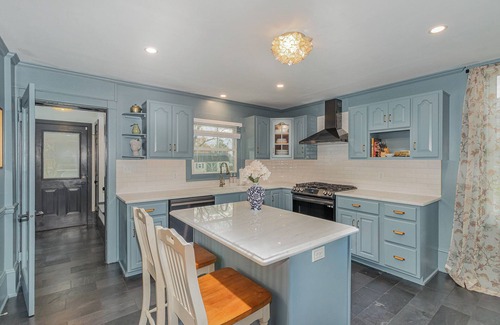 Mount Joy House | Newly Renovated 4-bedroom, 3 Bath, Large Yard, 9 Mins from SpookyNook