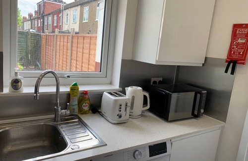 Custom House Apartment | Newly Renovated 4BD Home, 11 Mins to ExCel London!