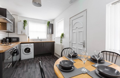 Bootle Apartment | Newly renovated 4bed - Free parking - City Links