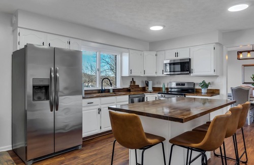 Cadiz House | Newly Renovated 5BR – Lake Barkley Stay
