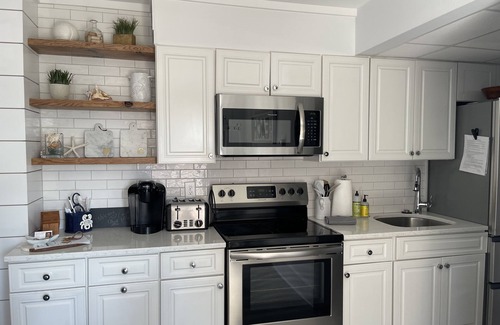 Admiral Estates Condo | Newly renovated Beach Block Condo with Pool
