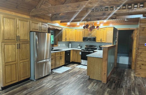 Spencerville Cabin | Newly Renovated Cabin Sleeps 12 Comfortably!