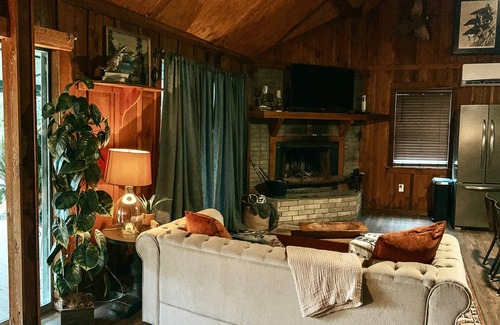 Saratoga Cabin | Newly renovated cabin on Lake Millwood, Saratoga Landing