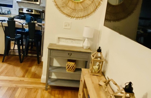 Easton's Point Cottage | Newly Renovated - Charming Cottage by Easton's Beach