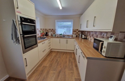 Pentrebach House | Newly renovated cottage sleeps 9