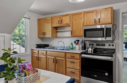 Springfield Apartment | Newly Renovated Cozy 2-bedroom1-bath with a Luxurious Massage Chair
