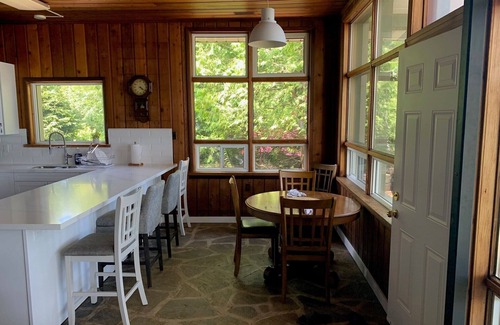 Honey Harbour Cottage | Newly renovated family cottage on Georgian Bay steps from Honey Harbourn