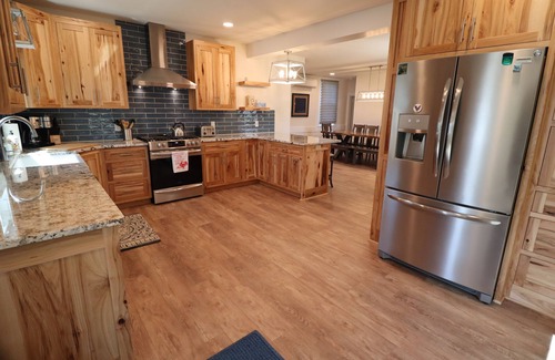Mount Joy House | Newly Renovated House and private Pickleball in the Heart of Lancaster