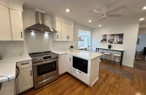 Fifth Ward House | Newly renovated luxury 2-bedroom house. Walk to EVERYTHING!