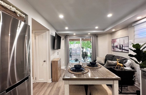 Aurora House | Newly Renovated! Modern & Cozy Aurora Secondary Unit