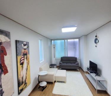 Itaewon Villa | Newly Renovated Modern Home #11