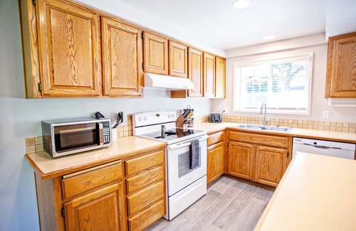 Eugene House | Newly renovated, near the U of O and Hayward field . Garage space available.